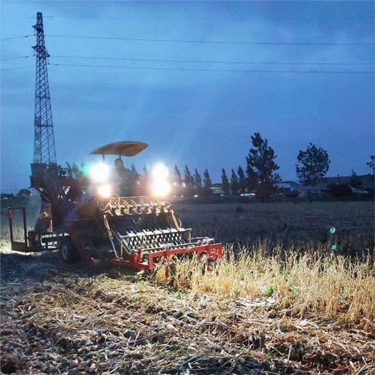 Self-propelled Garlic Harvester Cutting Stems